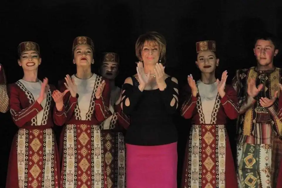 «Անմոռանալի յիշատակներ ձգեց մեզի. Հողը թեթեւ ըլլայ, Աստուած հոգին լուսաւորէ»