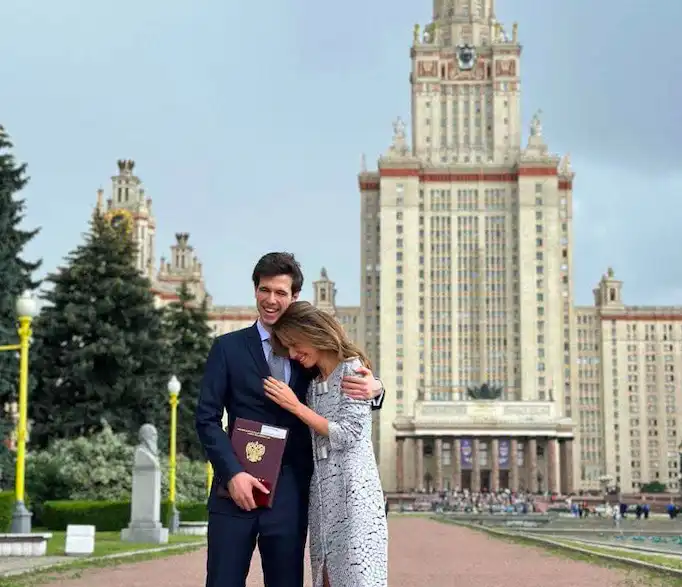 Ասմա Ասատ Մոսկուա կը գտնուի. Ան մասնակցած է Հաֆէզ Պաշշար Ասատի աւարտական հանդիսութեան 