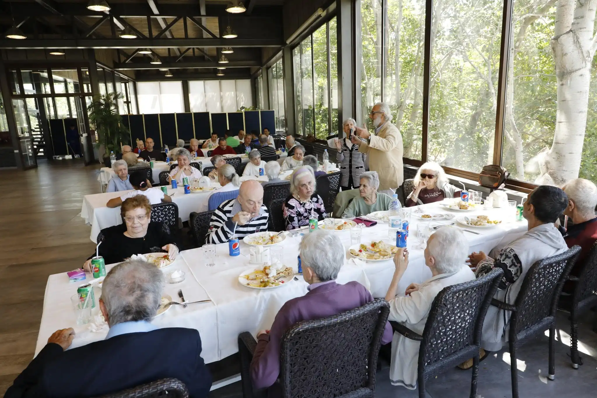 Ազունիէի բուժարանի պատսպարեալները՝ Այնճարի «Արեւ» ճաշարանին մէջ 