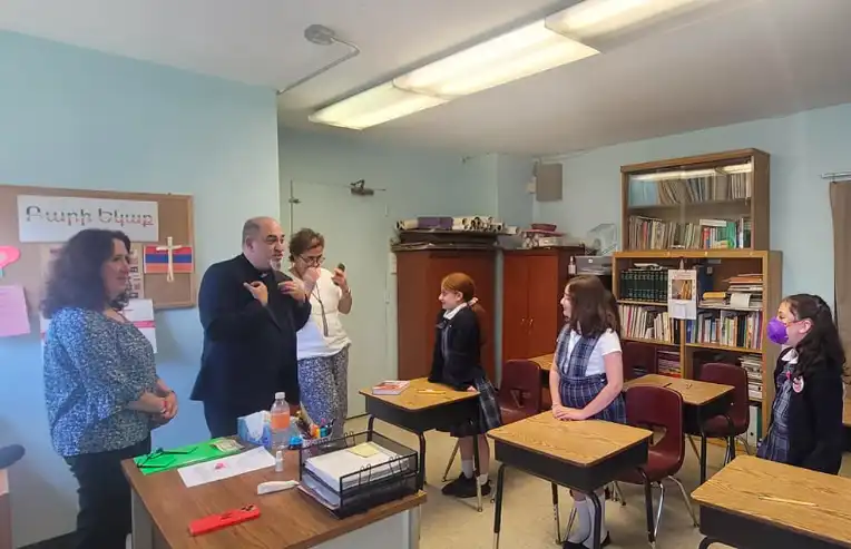  Նիւ Եորքի մէջ. Արժ.Տ. Մեսրոպ Քհնյ. Լագիսեան Այցելեց Սրբոց Նահատակաց Ամէնօրեայ Վարժարան