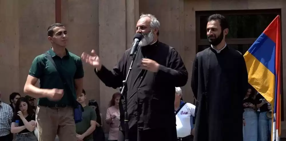 Սրբազանը վաղը դէպի՝ Վարդենիս