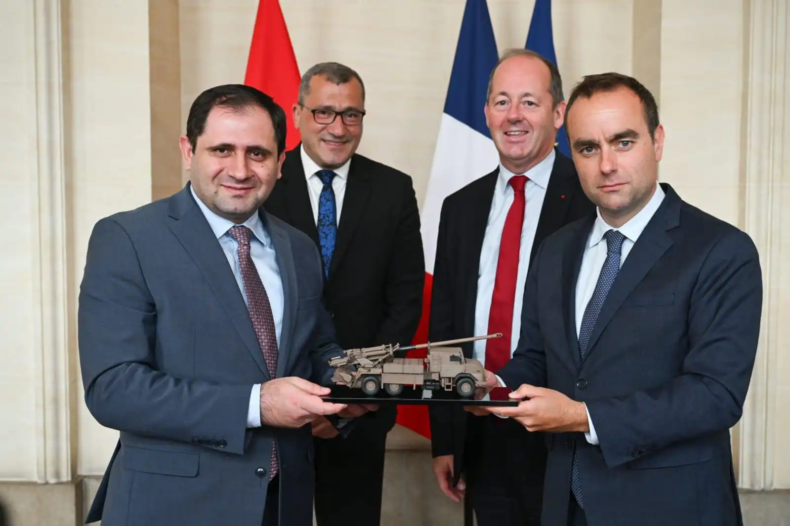 Երեւանն ու Փարիզը CAESAR թնդանօթներու ձեռքբերման պայմանագիր ստորագրած են