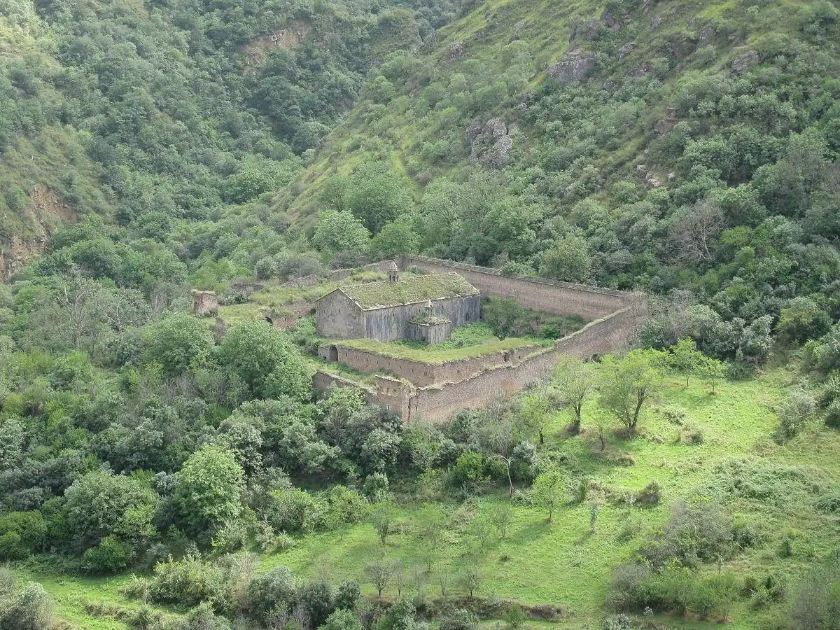 Տաթևի Մեծ անապատ միջնադարյան վանքի տարածքը մաքրվում եւ պեղվում է