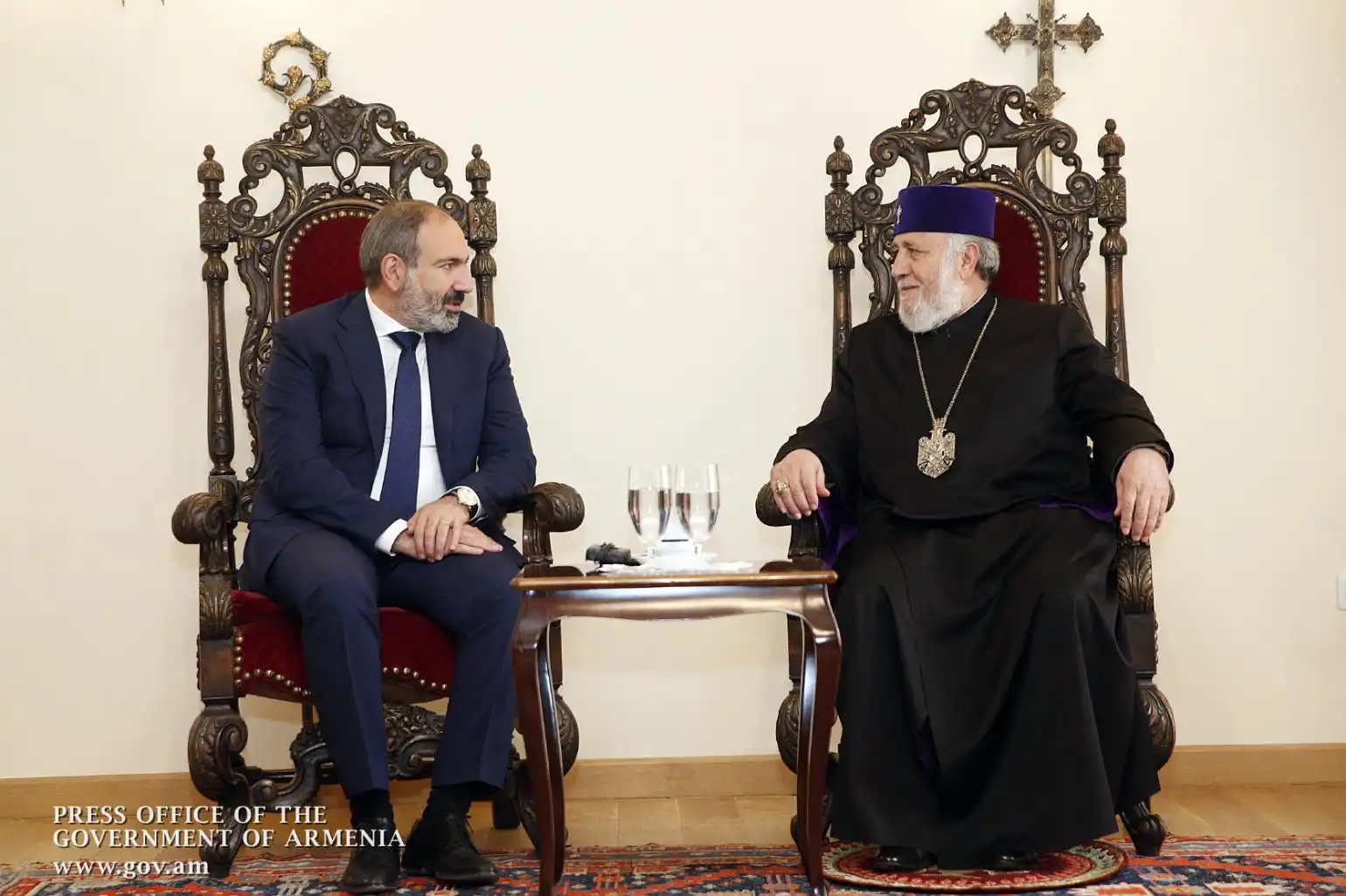 «Լռել, նշանակում է համաձայնուել եւ իւր անձը դուրս դնել Վեհարանից, ինչի՞ մասին է խօսում Գարեգին Բ-ի լռութիւնը». Փաշինեան