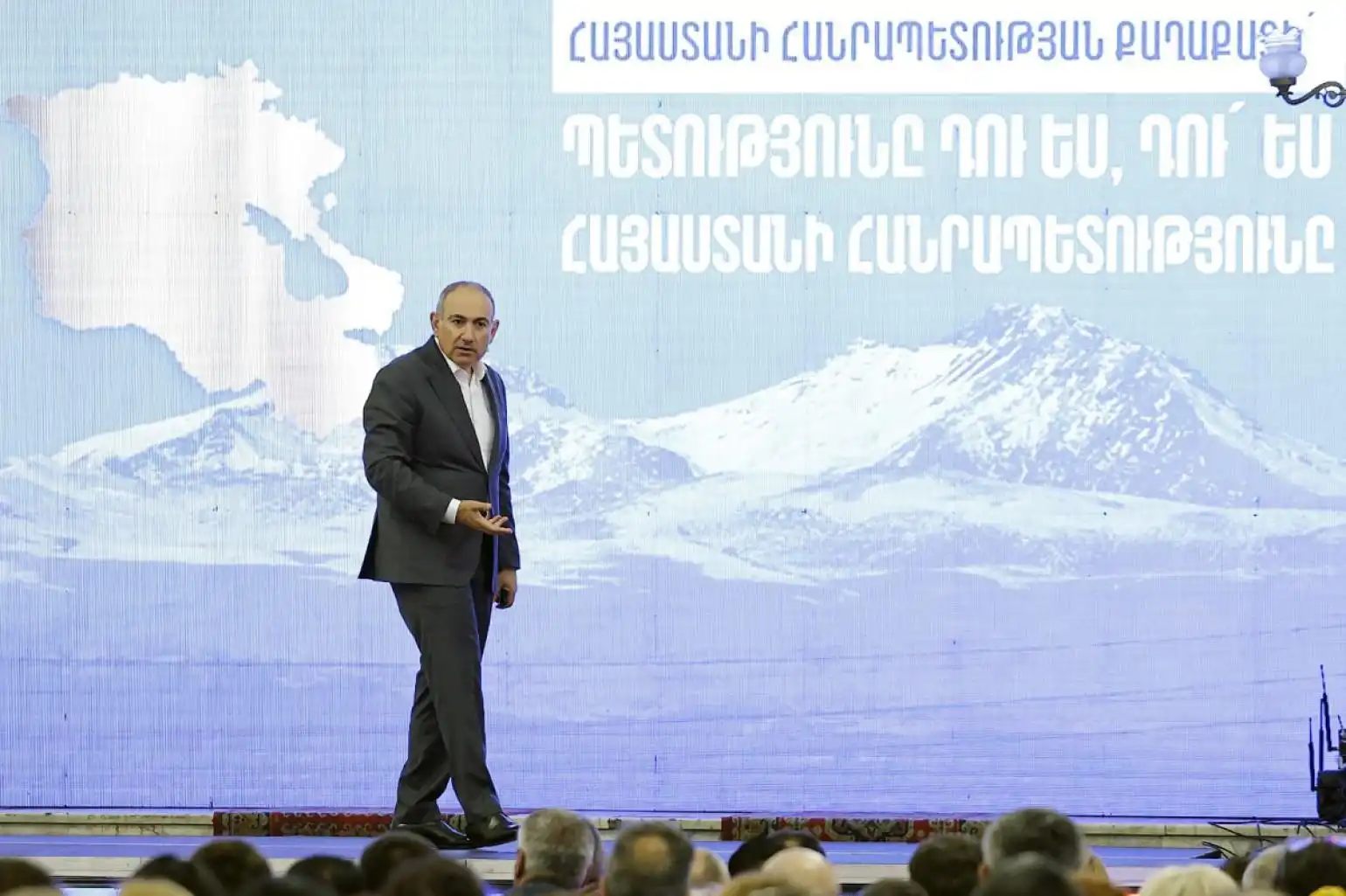 «Արդեօք լիզո՞ւմ եմ  թուրքի կօշիկները». Փաշինեան յորդորած է մասնակցիլ «Կրթուելը նորաձեւ է» շարժման հանդիպումներուն 