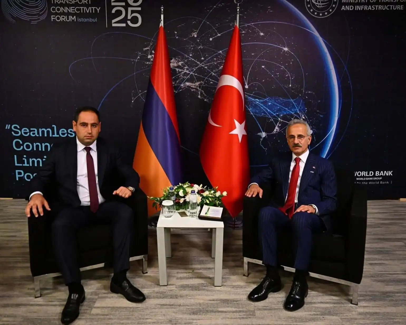 Խուդաթեանը Իսթանպուլի մէջ հանդիպում ունեցած է Թուրքիոյ փոխադրութեան եւ ենթակառուցուածքներու նախարարի հետ