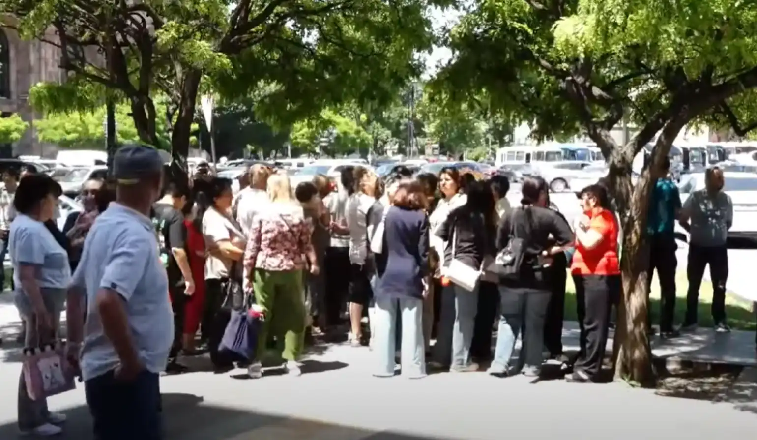 Արցախցիներ բողոքի հաւաք կատարեցին Կառավարութեան շէնքին առջեւ 