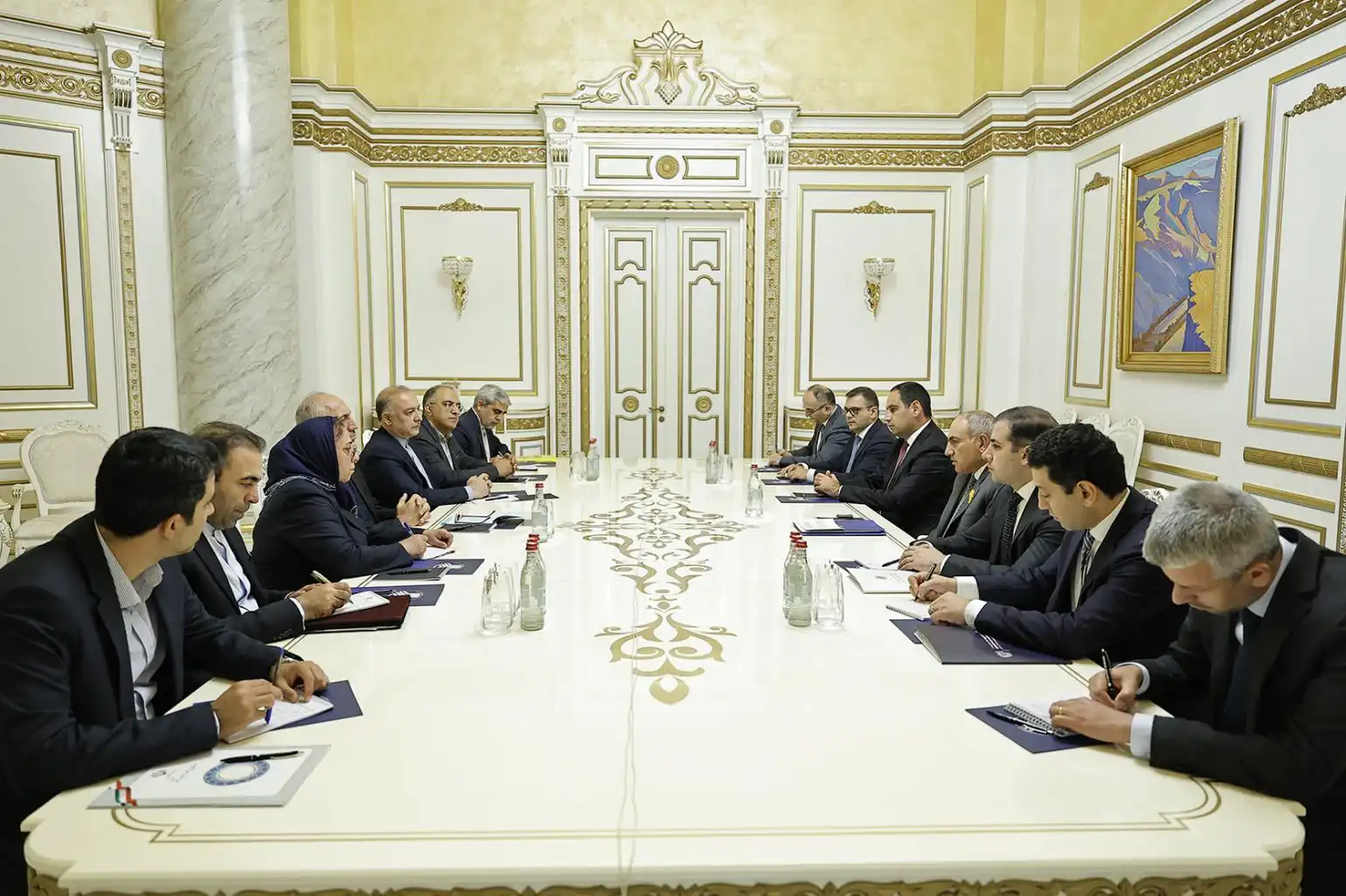 Փաշինեան իրանցի պաշտօնատարի հետ քննարկած է սահմանային հարցեր 