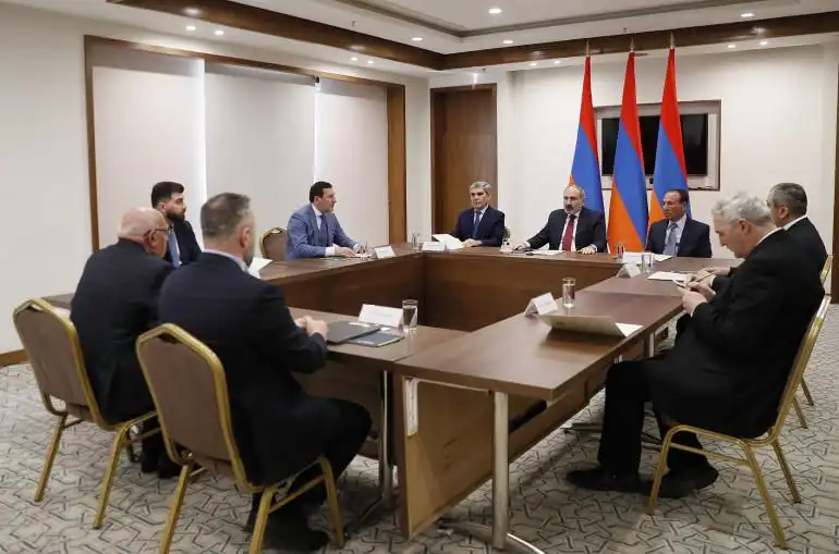 Փաշինեան  հանդիպած է  արտախորհրդարանական ուժերու հետ