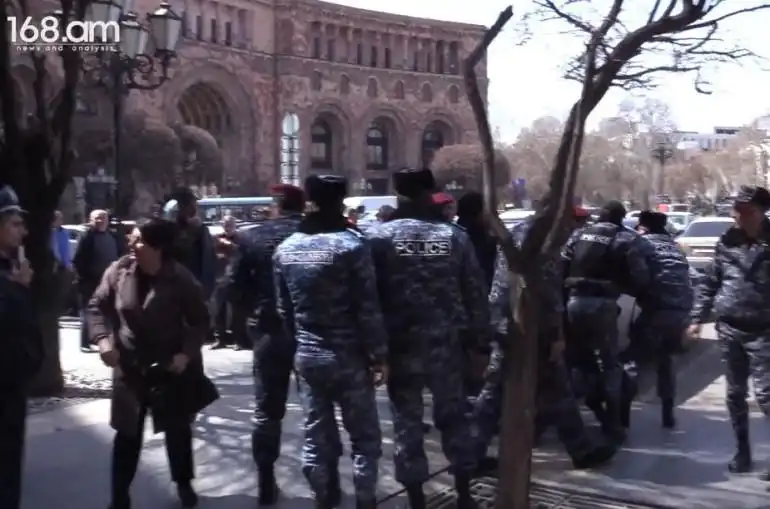 Գերի ինկած զինուորի մը ծնողը քարեր նետած է կառավարութեան շէնքին ուղղութեամբ եւ ձերբակալուած