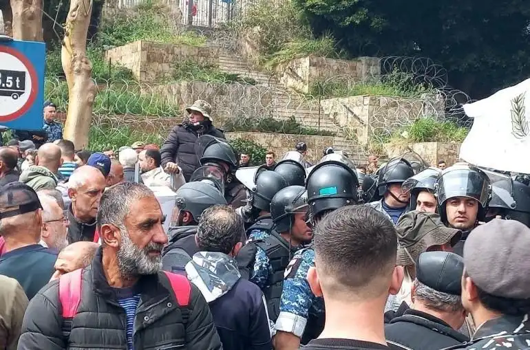 Պէյրութի կեդրոնին մէջ ցուցարարները փորձած են գրաւել կառավարական պալատը. կիրառուած է արցունքաբեր կազ