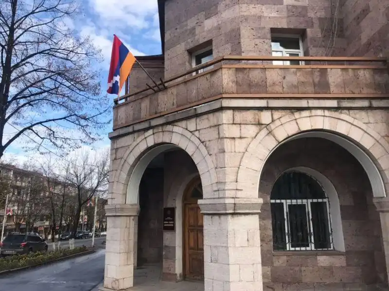 Հանդիպիլ միայն նոյն վայրին մէջ եւ Ռուսերու ներկայութեամբ. Արցախի Արտաքին Գործոց Նախարարութիւն