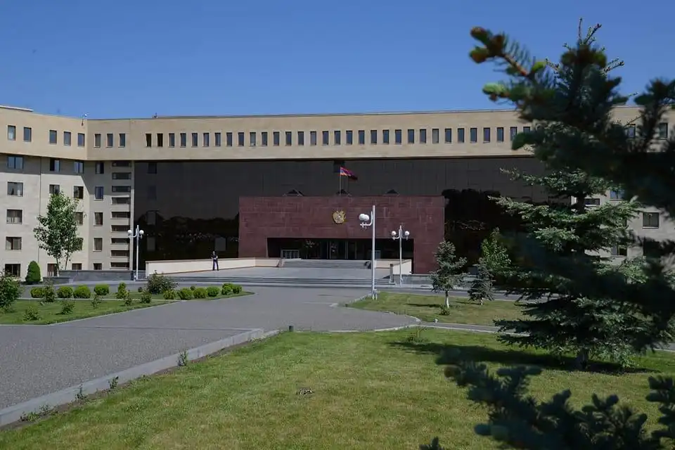 Զինծառայողը մոլորվել է տեղանքում ու մեքենայով հայտնվել ադրբեջանական վերահսկողության տակ գտնվող տարածքում. ՊՆ