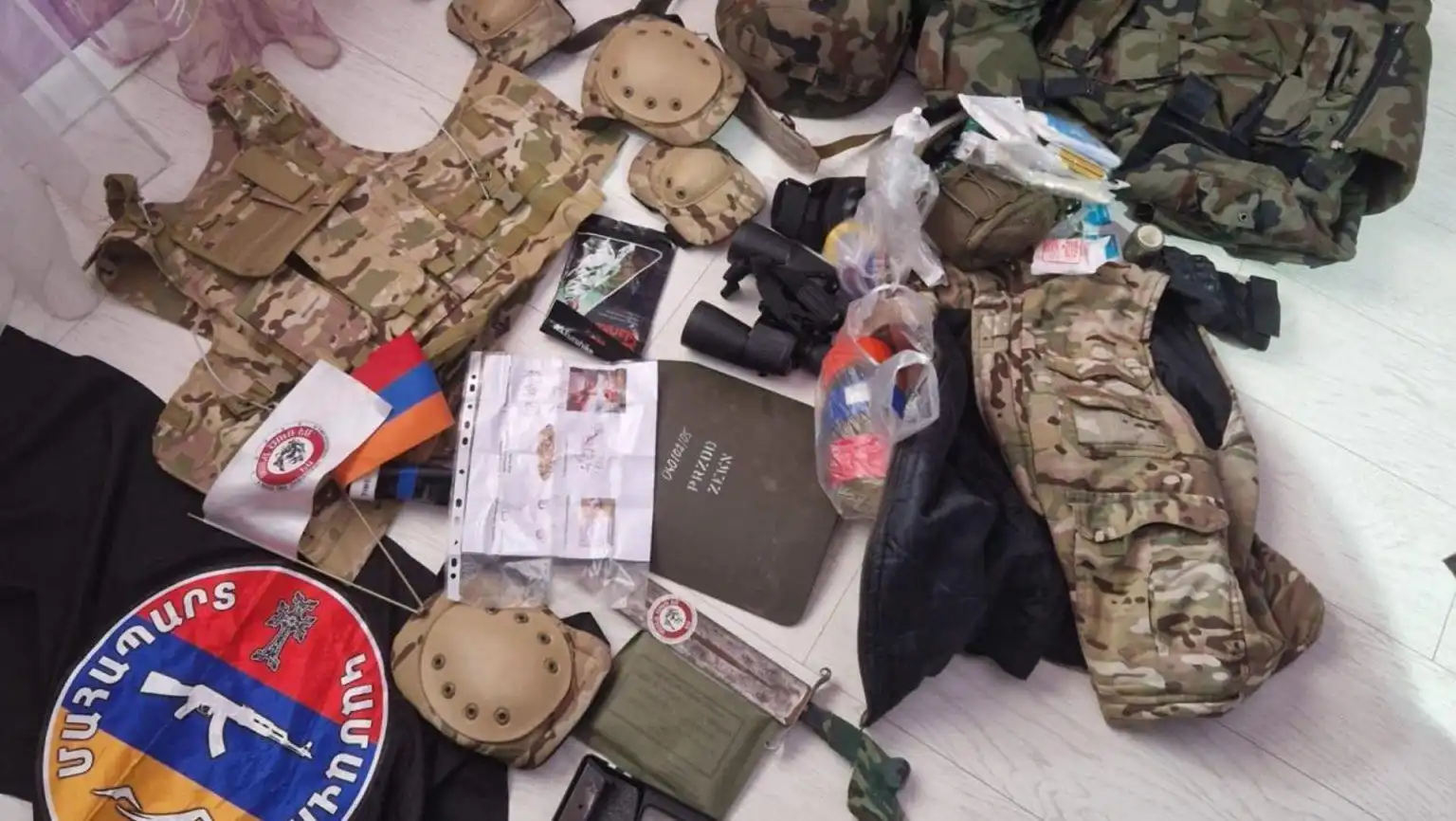 «ԱԺԲ»ի  (Ազգային Ժողովրդավարական Բեւեռ) գրասենեակին մէջ կատարուած խուզարկութեան հետեւանքով յայտնաբերուած է երկու նռնակ․ ՔԿ