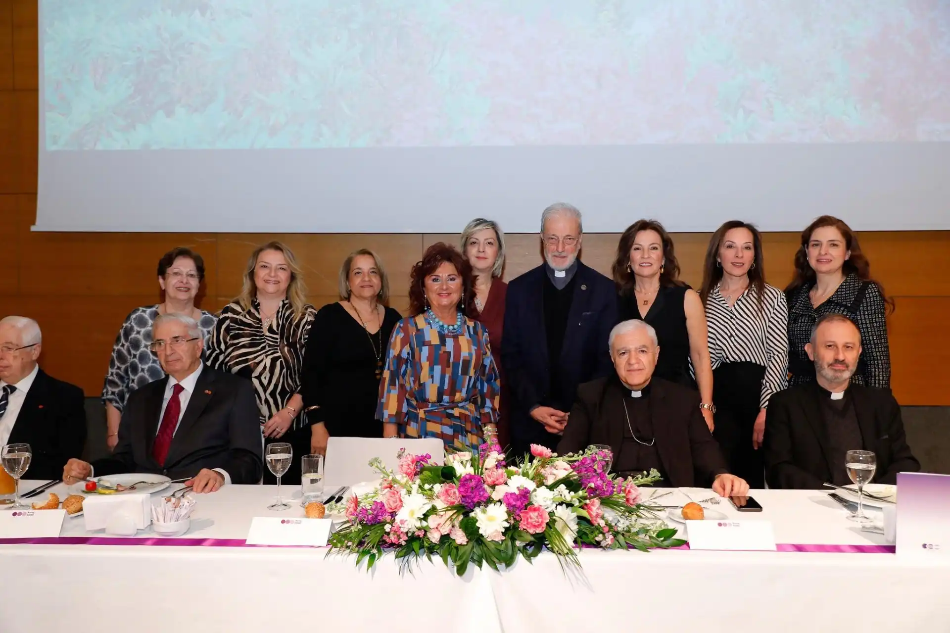 Մեծ պահքի հաւաք- հացկերոյթ Հայ Կաթողիկէ Ոսկեբերան եկեղեցւոյ մէջ. Ներկայ եղած է Թուրքիոյ հայոց Վիճակաւոր Գերյ. Հ. Լեւոն արք. Զէքիեան      