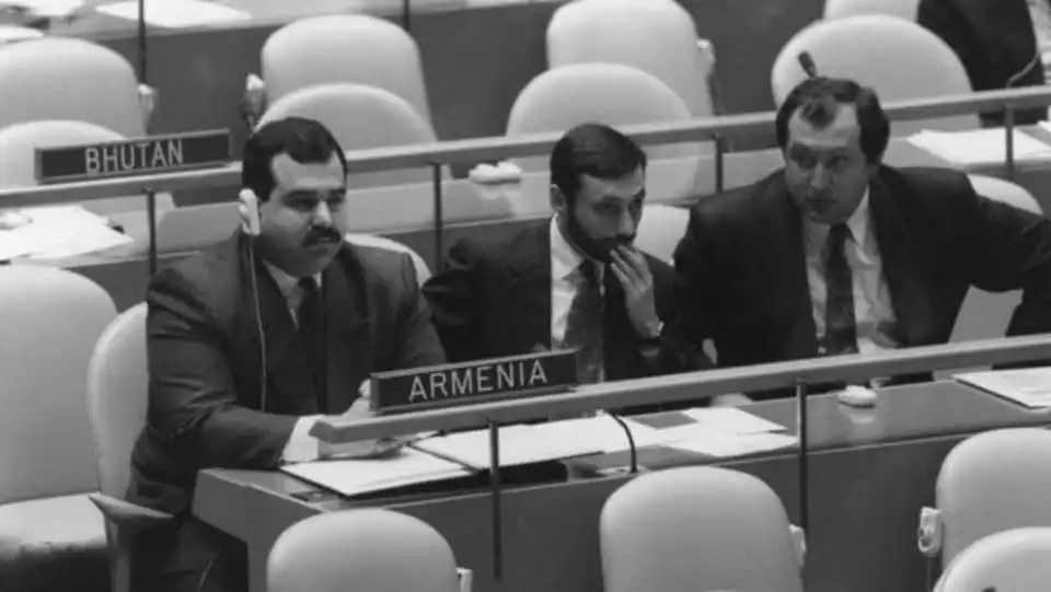 1992-ի մարտ 2-ին Հայաստանի Հանրապետութիւնը անդամակցեցաւ Միաւորուած ազգերու կազմակերպութեան