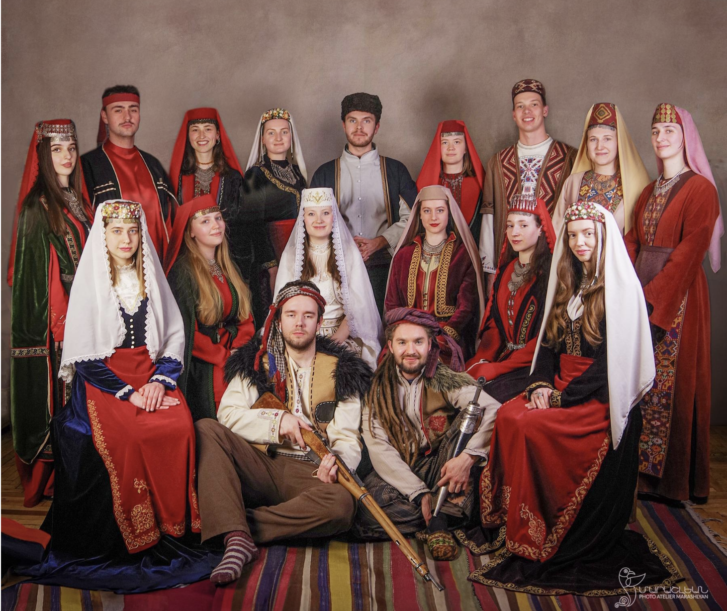 Եվրոպացի ուսանողները՝ հայկական տարազներով