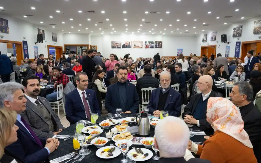 Պոլսոյ մէջ. Հայ Կաթողիկէ եւ Աւետարանական համայնքի հոգեւոր պետերը մասնակից CHP -ի «Իֆթար»ի սեղանին            