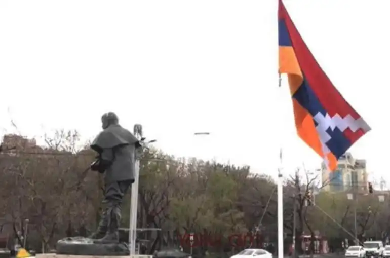 Երեւանի Ֆրանսայի հրապարակէն հեռացուած է Արցախի դրօշը