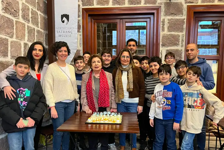 Պոլսոյ մէջ.  Հայկական թարգմանչաց վարժարանի սաները իրենց ճատրակի հաւաքածոն յանձնած են երկրի ճատրակի թանգարանին (Լուսանկար)