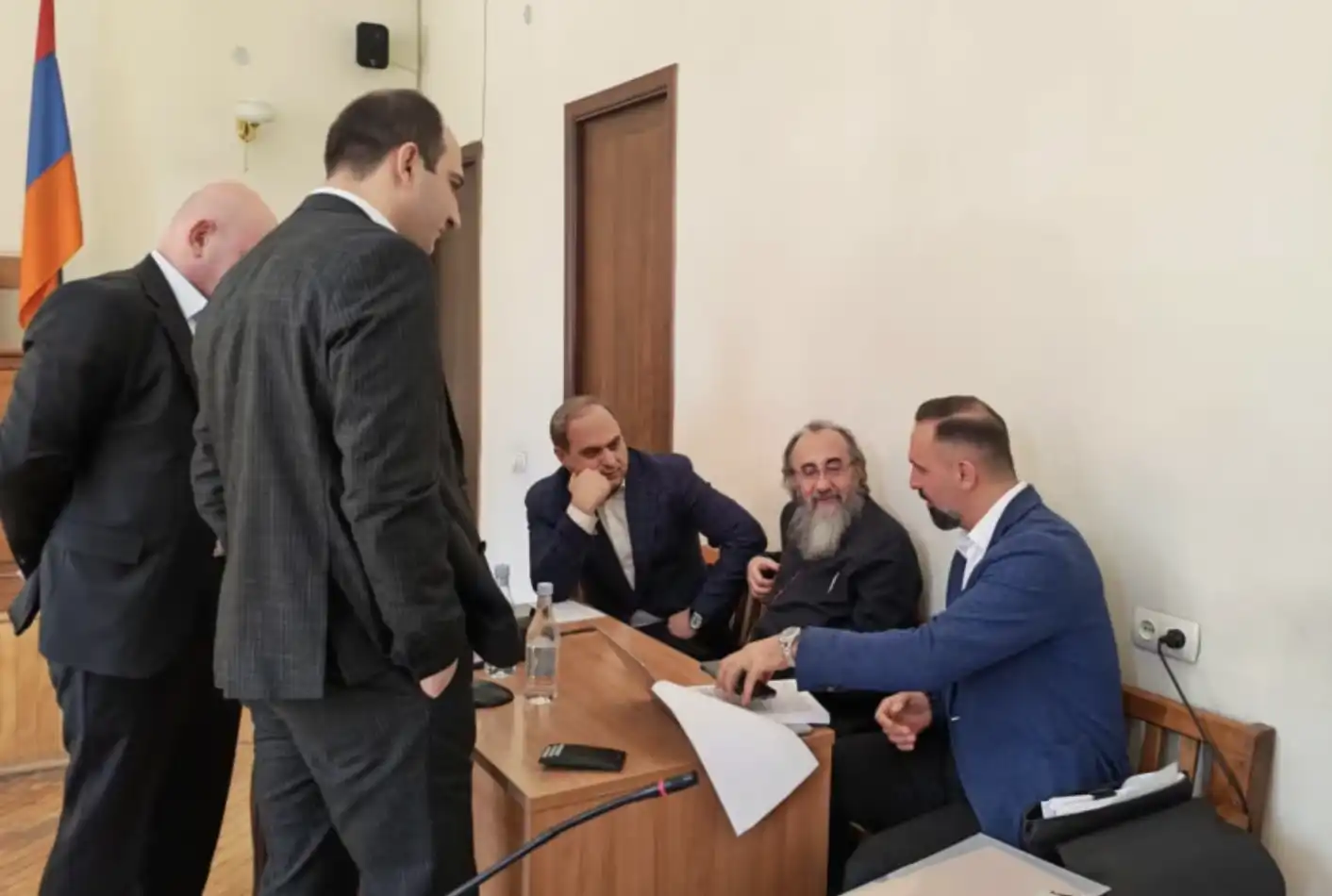 Դատարանը թոյլատրեց Միքայէլ Սրբազանին ներկայ գտնուիլ պատարագներուն.Տնային կալանքը պիտի  շարունակուի  