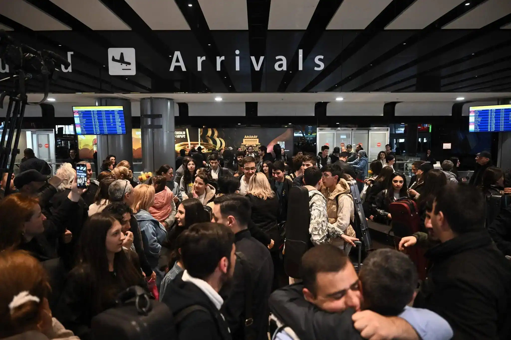 Լիբանանի մէջ ստեղծուած իրավիճակով պայմանաւորուած «Երեւան» համոյթի անդամներ յատուկ թռիչքով Հայաստան ժամանեցին