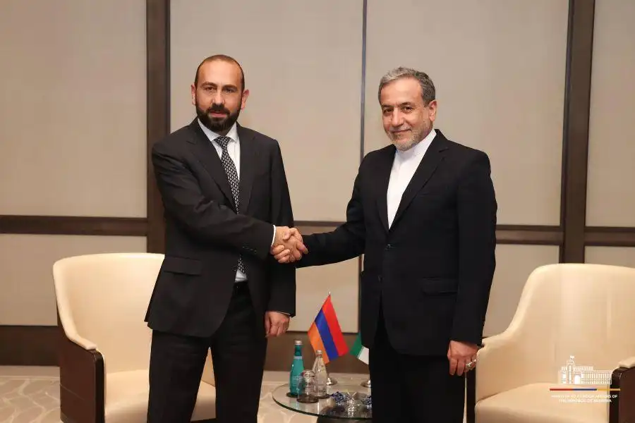 Միրզոյեան հեռախօսազրոյց ունեցած է Արաքչիի հետ եւ ցաւակցած Խամենէիի մահուան կապակցութեամբ