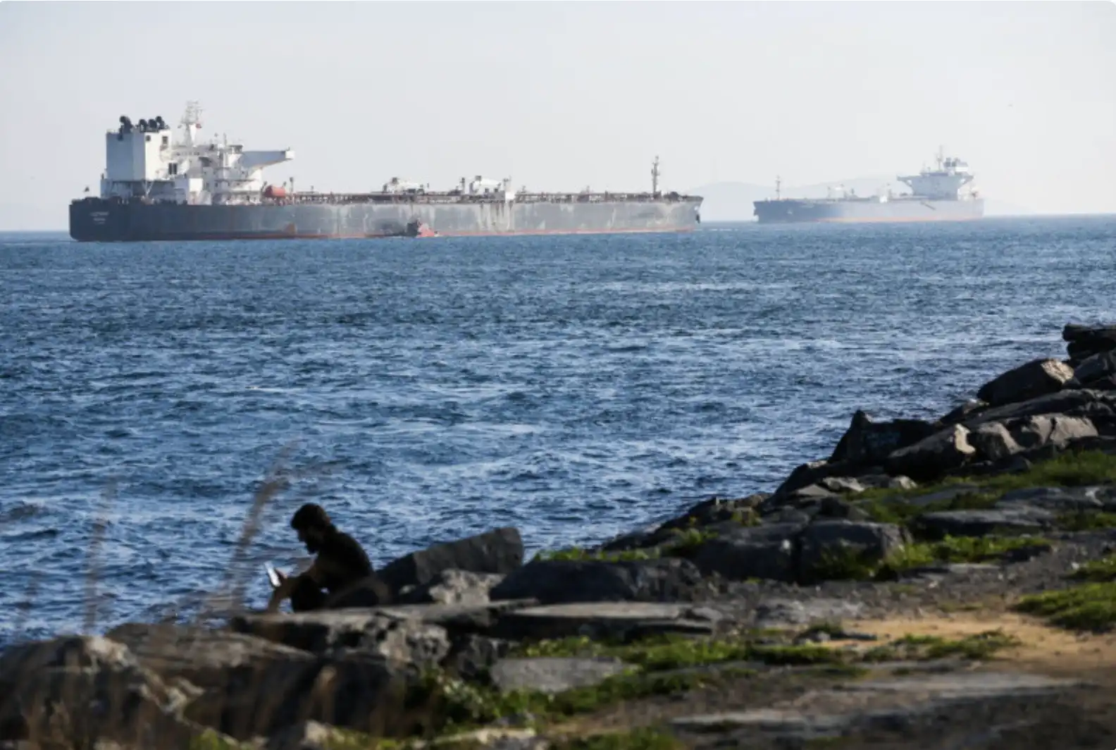 Քուէյթի ափերուն մօտ լցանաւի վրայ պայթումի հետեւանքով նաւթի արտահոսք սկսած է