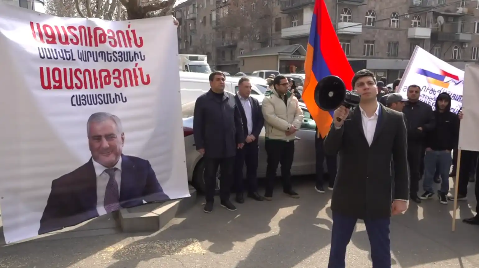 «Ազատութի՛ւն Սամուէլ Կարապետեանին». բողոքի արշաւ՝ Քննչական կոմիտէի դիմաց