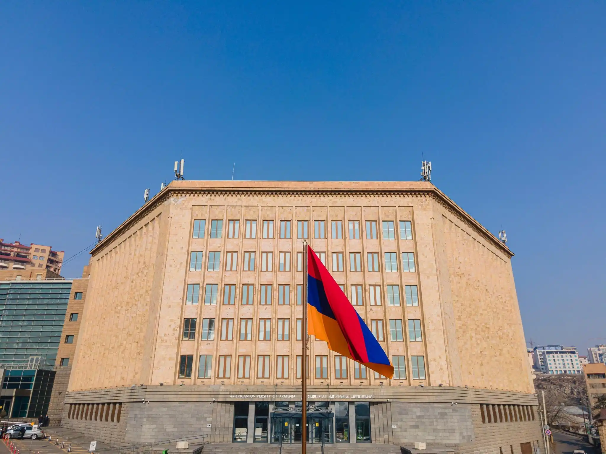 Անվտանգութեան նկատառումներէ ելլելով մարտ 30-ին Հայաստանի Ամերիկեան համալսարանի դասերը պիտի կայացուին առցանց