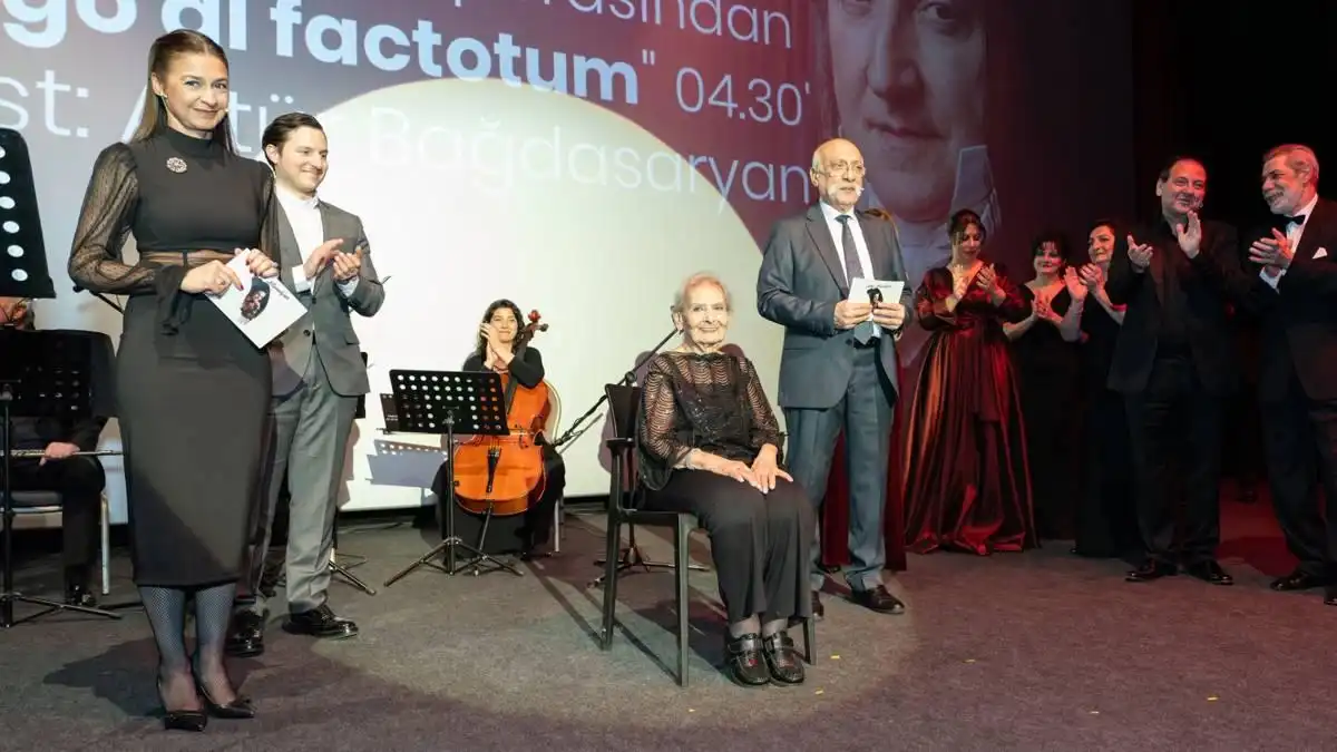 Մեծարուած է Պոլսոյ պետական օփերայի երկարամեայ մեներգչուհի Ալիս Մանուկեան