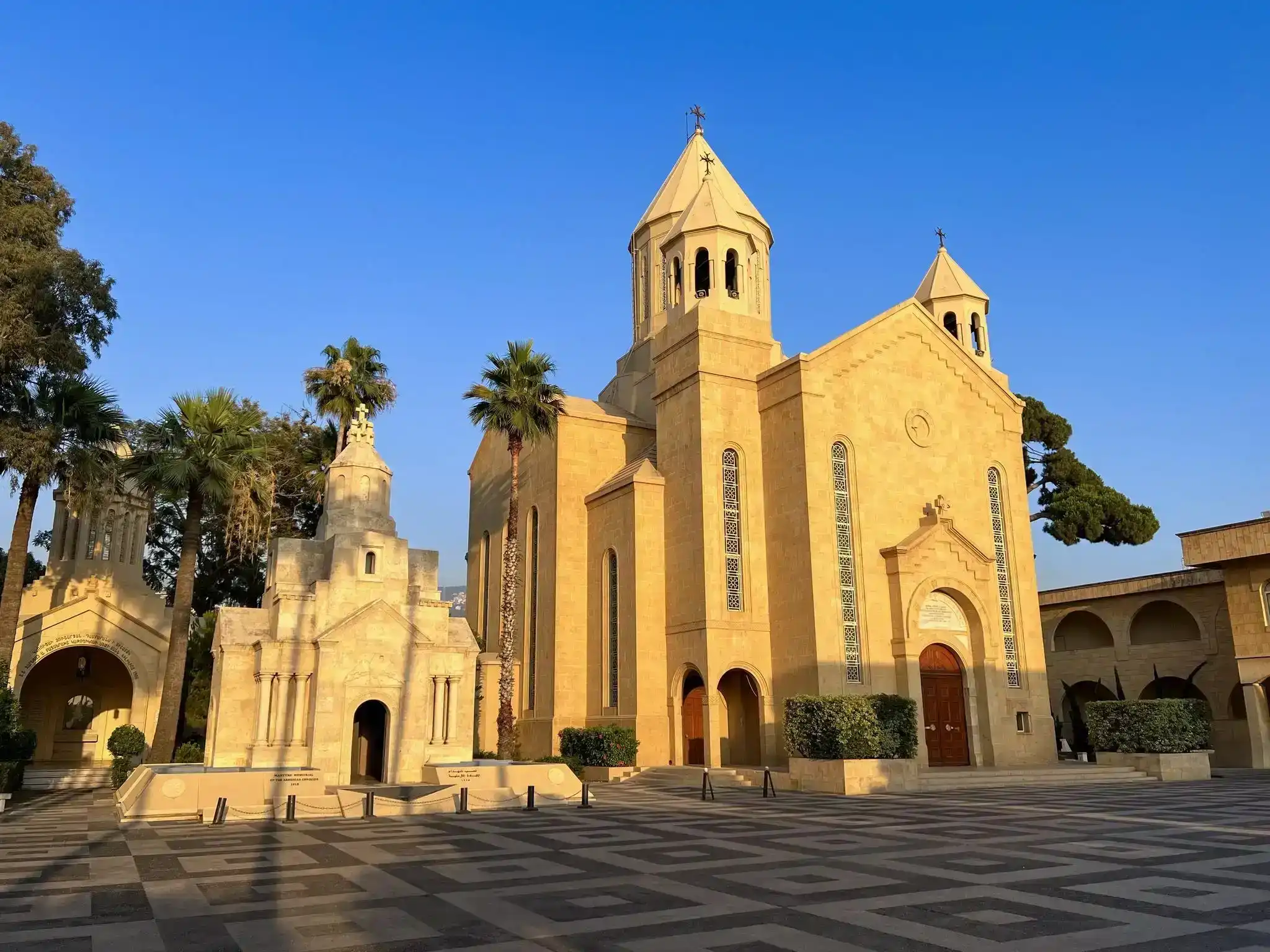  Արամ  Ա. Վեհափառ մօտէն կը հետեւի Մերձաւոր Արեւելքի հայագաղութներու իրավիճակին 