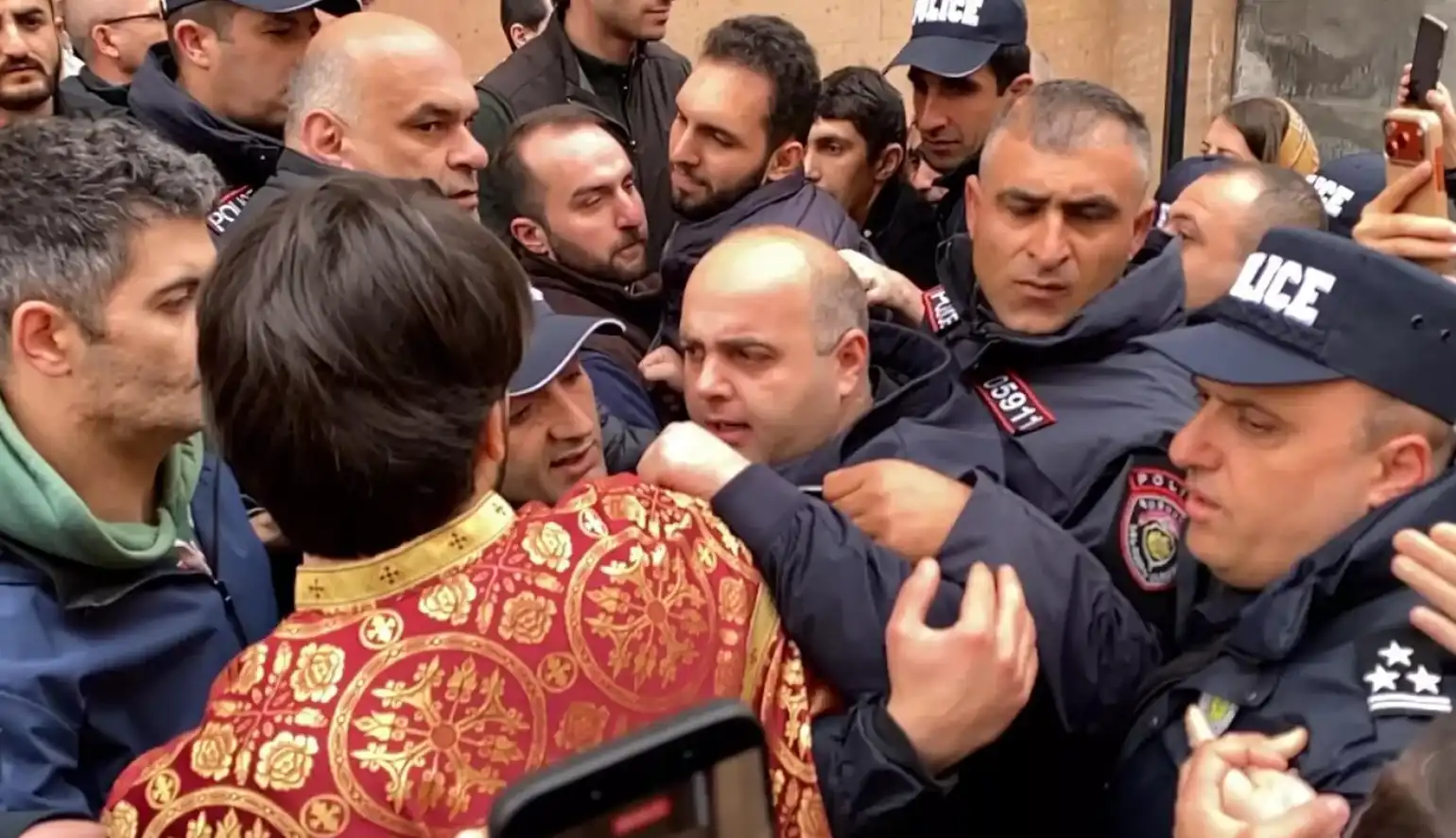 Եկեղեցւոյ մէջ խուլիկանութիւն եւ ձերբակալում 