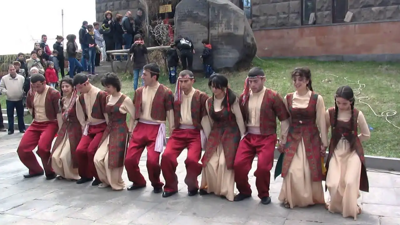 Սովորում ենք պարել «Մըշո խըռ» պարը. Տեսանյութ