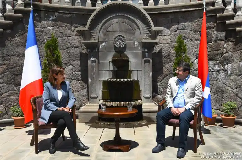 Փարիզի քաղաքապետ Անն Իտալկօ կը հանդիպի Արայիկ Յարութիւնեանին հետ