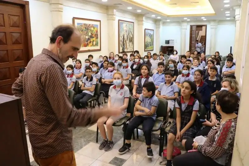 Ֆրանսացի պատմասաց Ֆրէտէրիք Տիւվուա այցելած է Մեսրոպեան վարժարան        