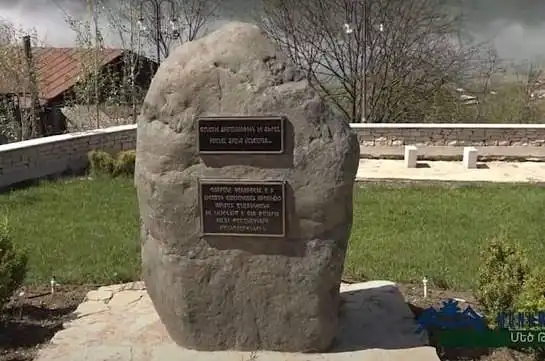 Ատրպէյճան ոչնչացուցած է Մեծ Թաղեր գիւղի Մանկավարժներու պուրակն ու արձանագրութիւնը