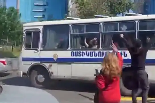 Տեղեկութիւններ կան, որ կարգ մը փողոցներու մէջ ոստիկանութիւնը  ազատ կ՚արձակէ  կառքերու մէջ գտնուող  ցուցարարները. Իշխան Սաղաթէլեան