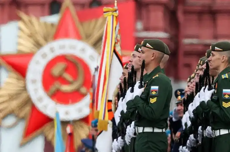 Մոսկուայի  «Կարմիր Հրապարակ»ին վրայ  աւարտեցաւ  Մայիսի շքերթը. Փութին հանդէս եկաւ ուղերձով 