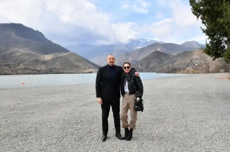 Ալիեւները  Արցախ կ'այցելեն