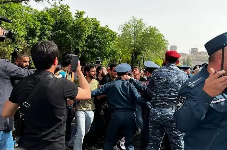 Բերման ենթարկուած է   49 ցուցարար