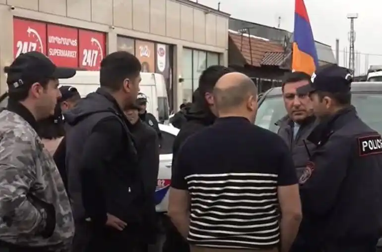 Ընդդիմութիւնը կը շարունակէ իր  գործողութիւնները. Ինքնաշարժով  երթեր եւ լարուած  իրավիճակ Երեւանի մէջ