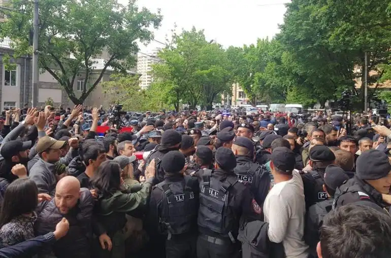 Ցուցարարները հասան ԵՊՀ-ի շրջափակ. Բերման ենթարկուած է 70 քաղաքացի