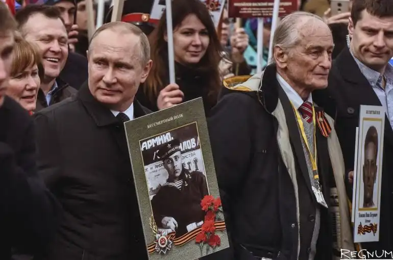 Փութին հօր լուսանկարը ձեռքին մասնակցած է երթի