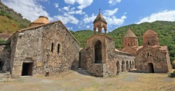 Հայ եկեղեցականները կը շարունակեն իրենց առաքելութիւնը Դադիվանքի մէջ 