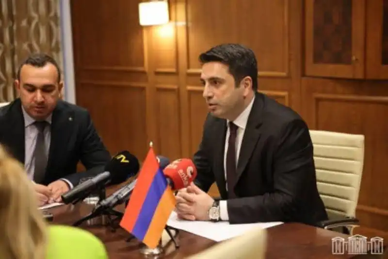 Սիմոնեան   անդրադարձած է  «Նեմեսիս»ի արձանի տեղադրման. «Այդ մէկ  Հայաստանի  արտաքին քաղաքականութեան ցոլացումը չէ»