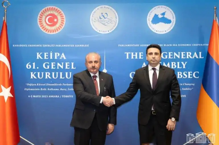 Սիմոնեան Անգարայի մէջ թեմա դարձուցած է օդային ճանապարհի փակումը