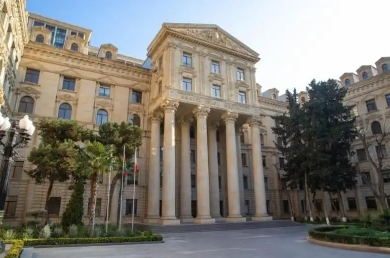 Ֆրանսան պէտք է վերջ դնէ խաղաղութեան չնպաստող սադրիչ միտքերուն. Ատրպէյճանի ԱԳՆ