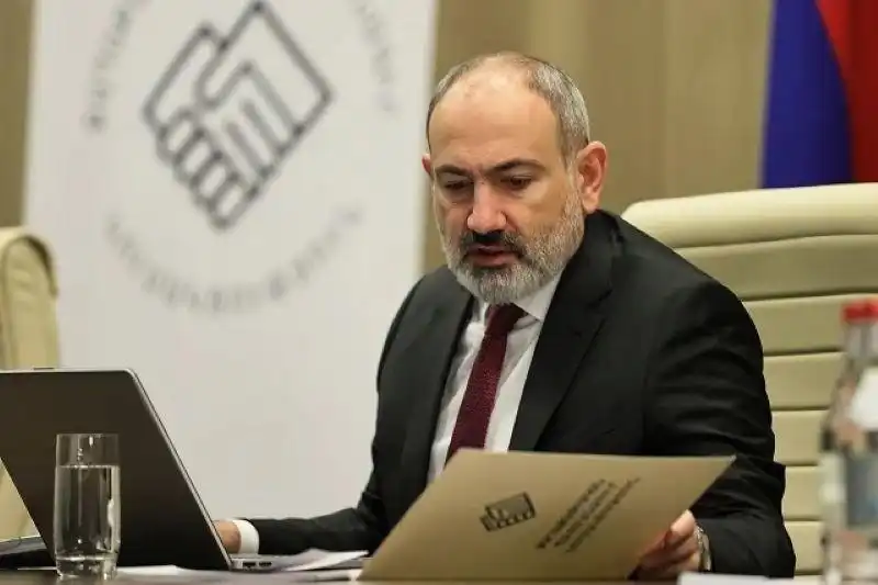 Փաշինեան վարած է «Քաղաքացիական Պայմանագիր» կուսակցութեան վարչութեան նիստը 