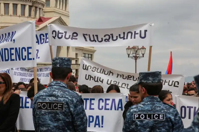 Բազմամարդ հանրահաւաք Ստեփանակերտի մէջ (Լուսանկարներ)